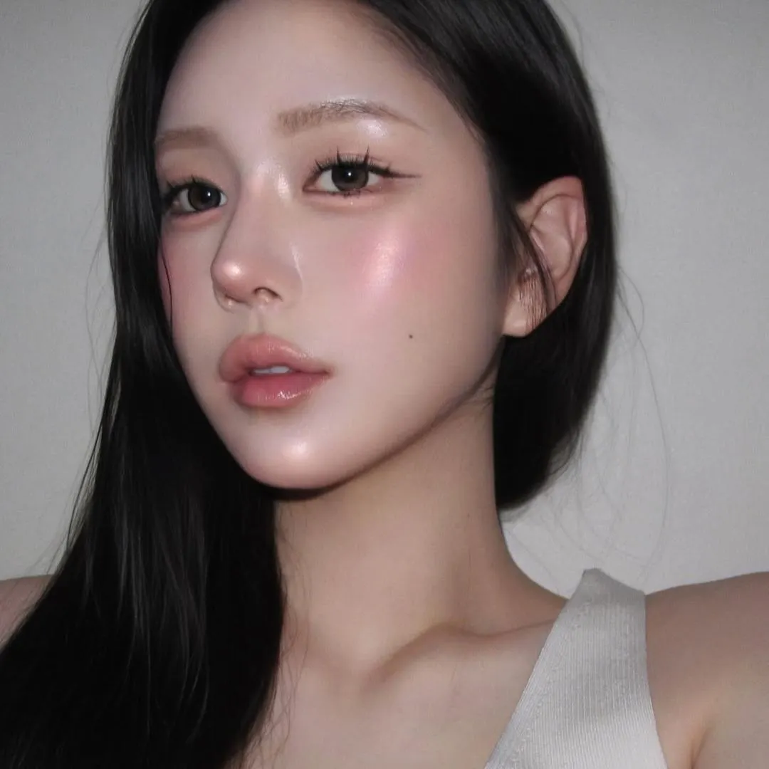 Người mẫu Hàn sử dụng nhũ làm điểm nhấn