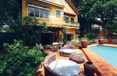 Anna sử dụng gạch đất nung để lát nền nhà, sân và thành bể bơi