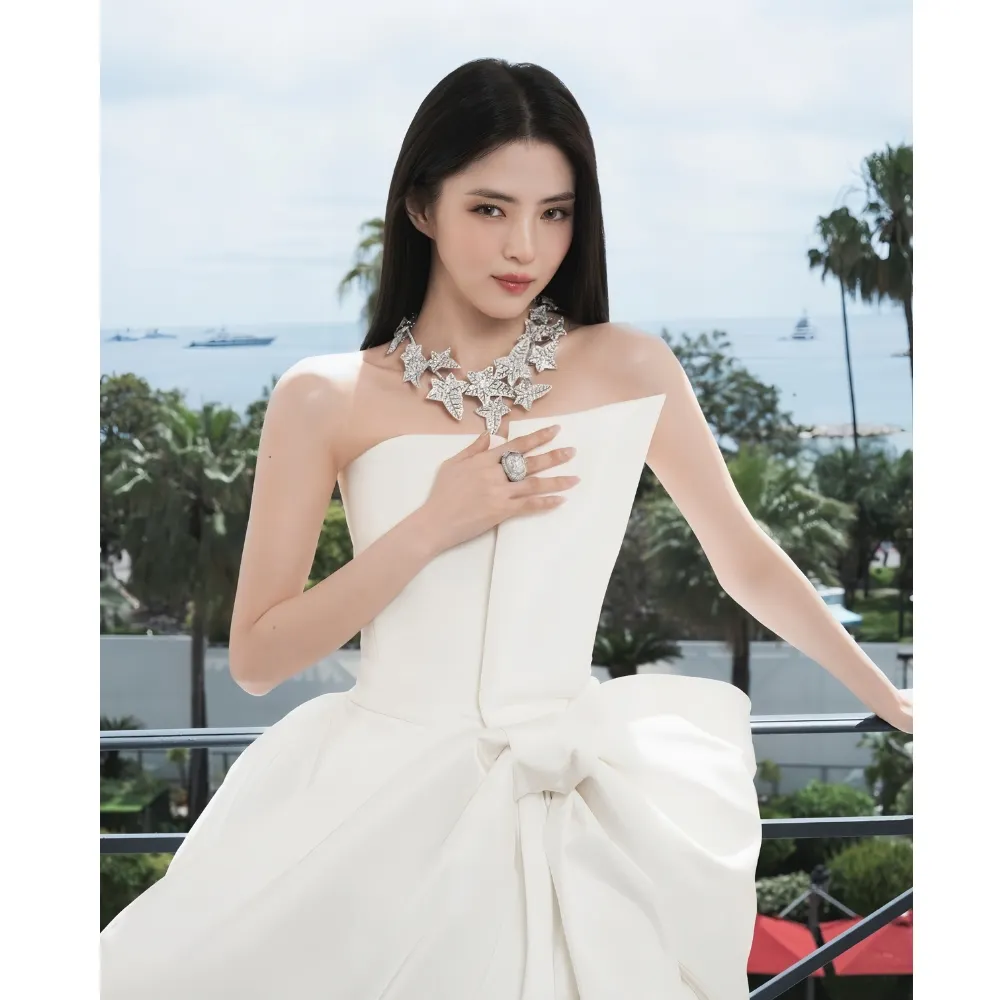 Tạo hình của Han So Hee tại LHP Cannes 2025.