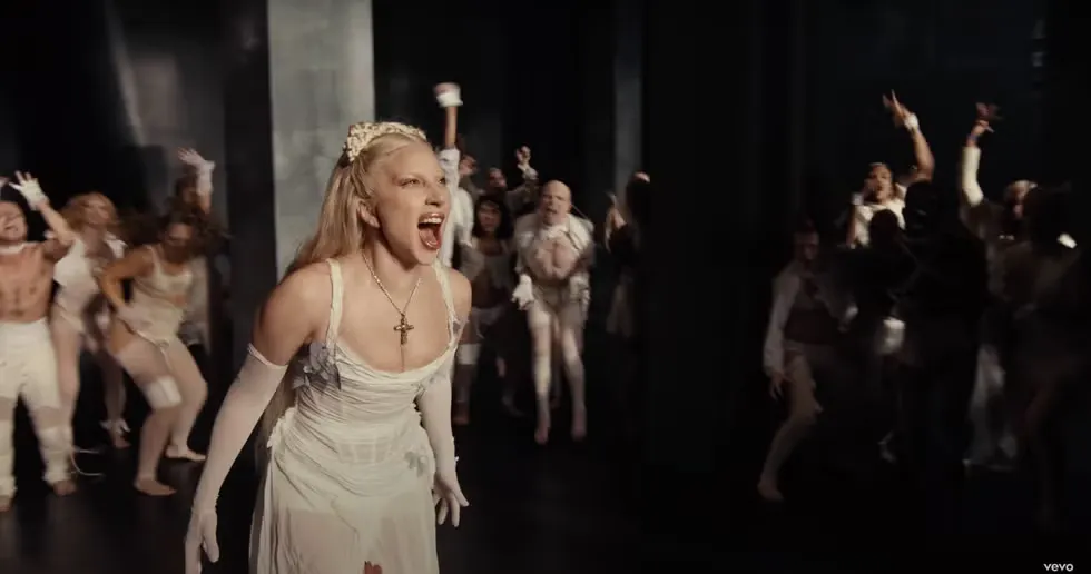 đầm hai dây lady gaga