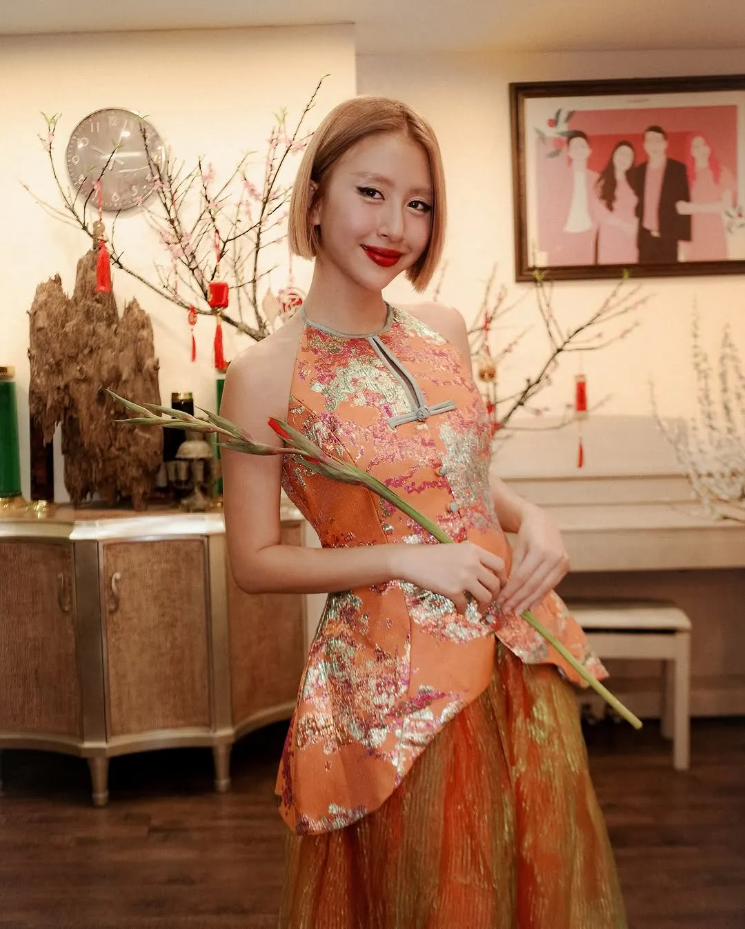 trang phục Tết thêu hoạ tiết màu cam gia đình quỳnh anh shyn 