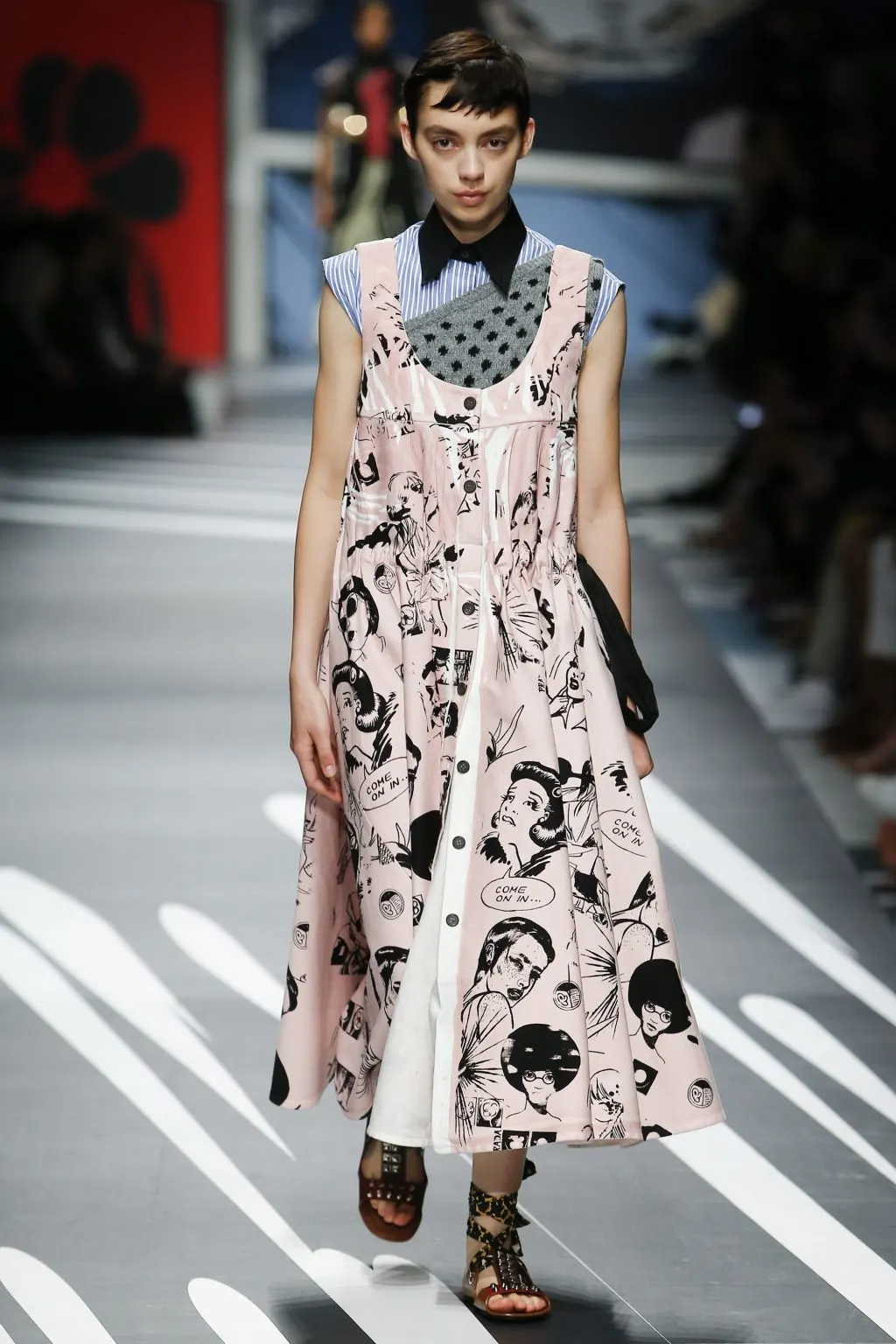 Prada Ready-to-wear Xuân 2018: Về những người phụ nữ mạnh mẽ, náo nhiệt và đầy sức quyến rũ