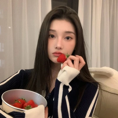 cô gái đang ăn dâu