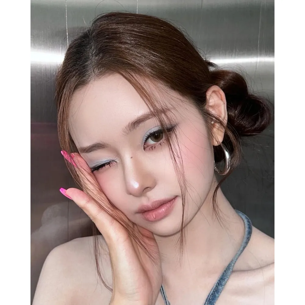 YouTuber Hàn Quốc FreeZia nháy mắt màu xanh pastel phù hợp với các layout trang điểm concert.