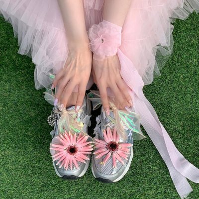 Irene và giày sneakers móc charm