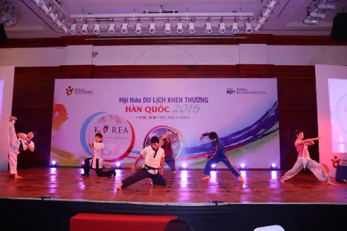 Nhóm nghệ sỹ Jump Show đến từ Hàn Quốc mang đến tiết mục nghệ thuật độc đáo, kết hợp giữa nhảy hiện đại, hài kịch và võ taekwondo truyền thống. 