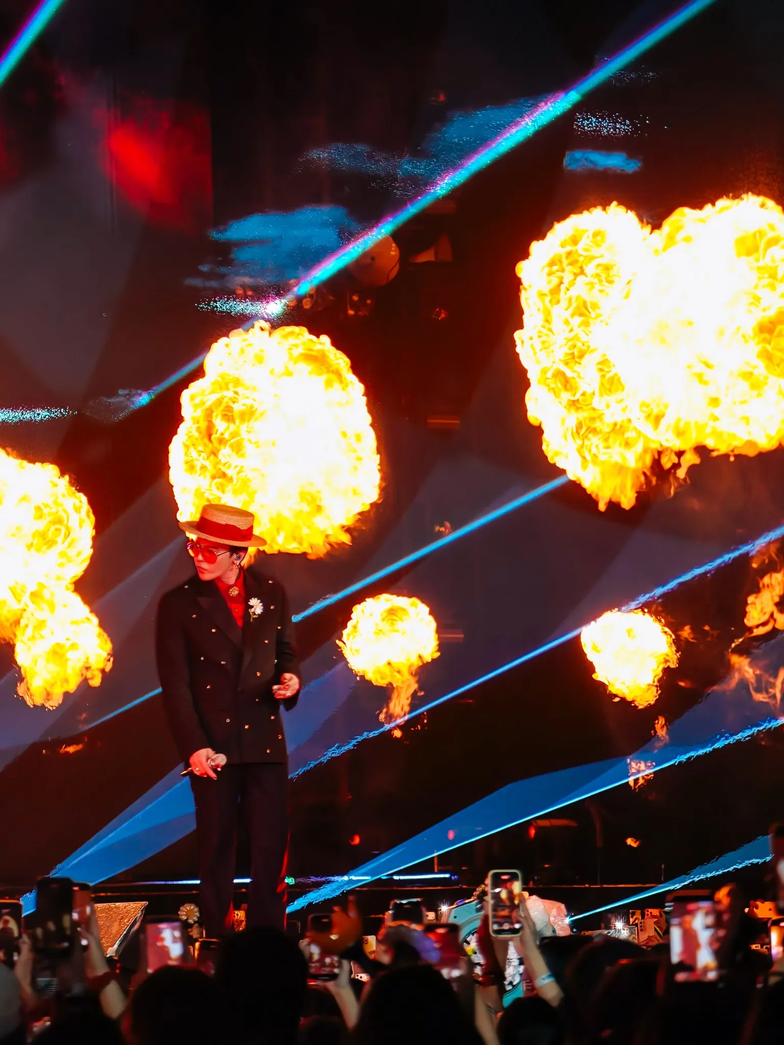 G-Dragon biểu diễn tại world tour Ubermensch ở Hà Nội.