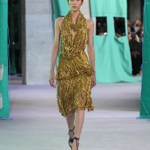 váy sequins vàng cổ yếm