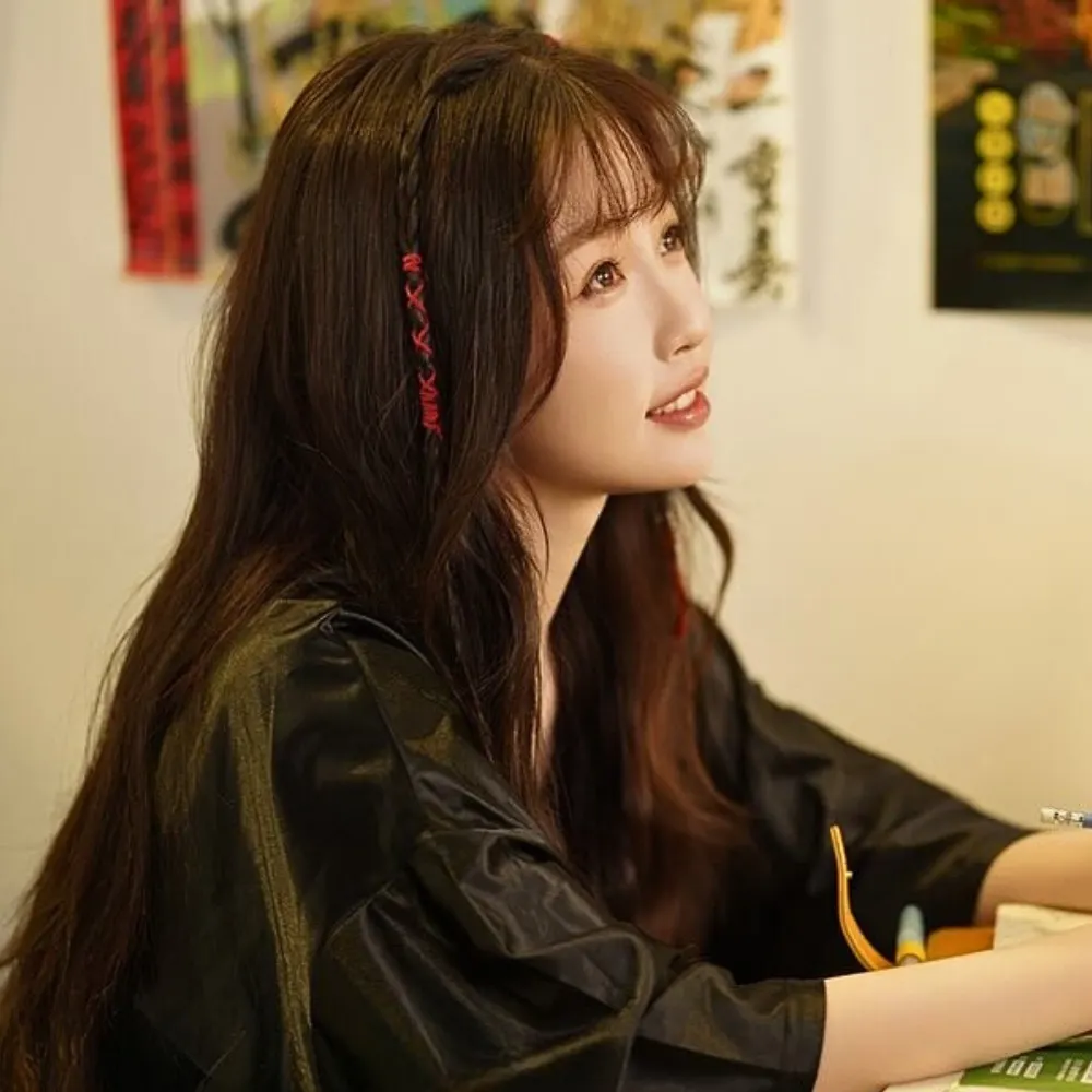 Nữ diễn viên mang áo đen, thắt tóc Boho.