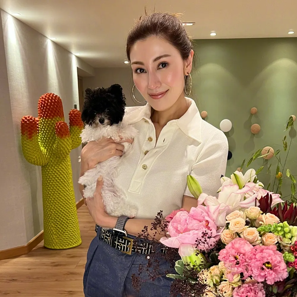 Cô gái mang áo sơ mí ôm chú chó con