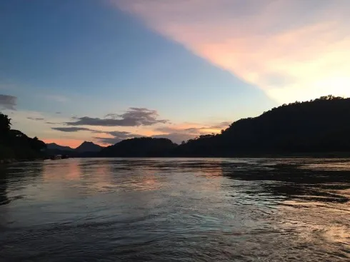 Hoàng hôn trên dòng Mê Kông. 