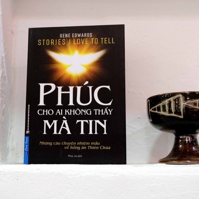 sách Phúc Cho Ai Không Thấy Mà Tin trên kệ bìa ngang
