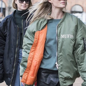 Áo khoác Bomber hạ cánh từ giữa không trung xuống sàn runway