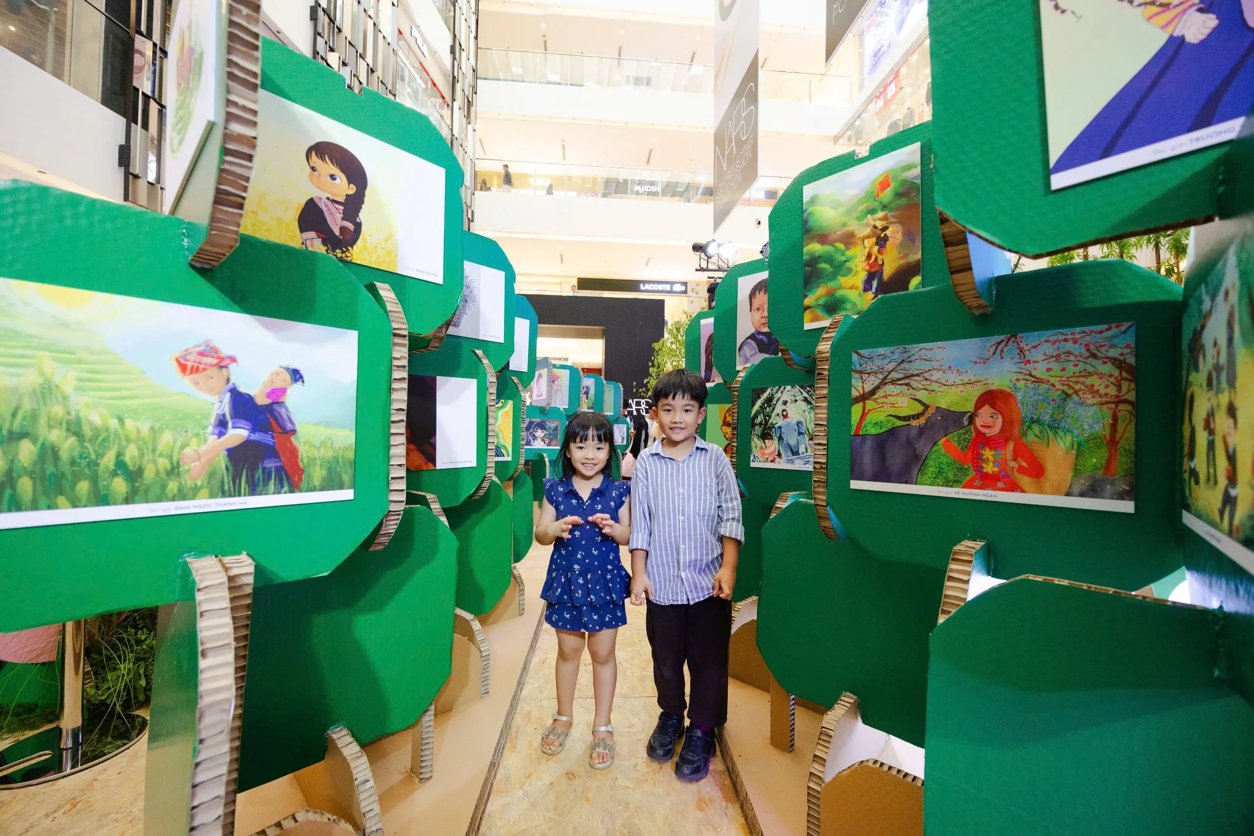 triển lãm tranh tại sự kiện "Khi dịu êm là sức mạnh"