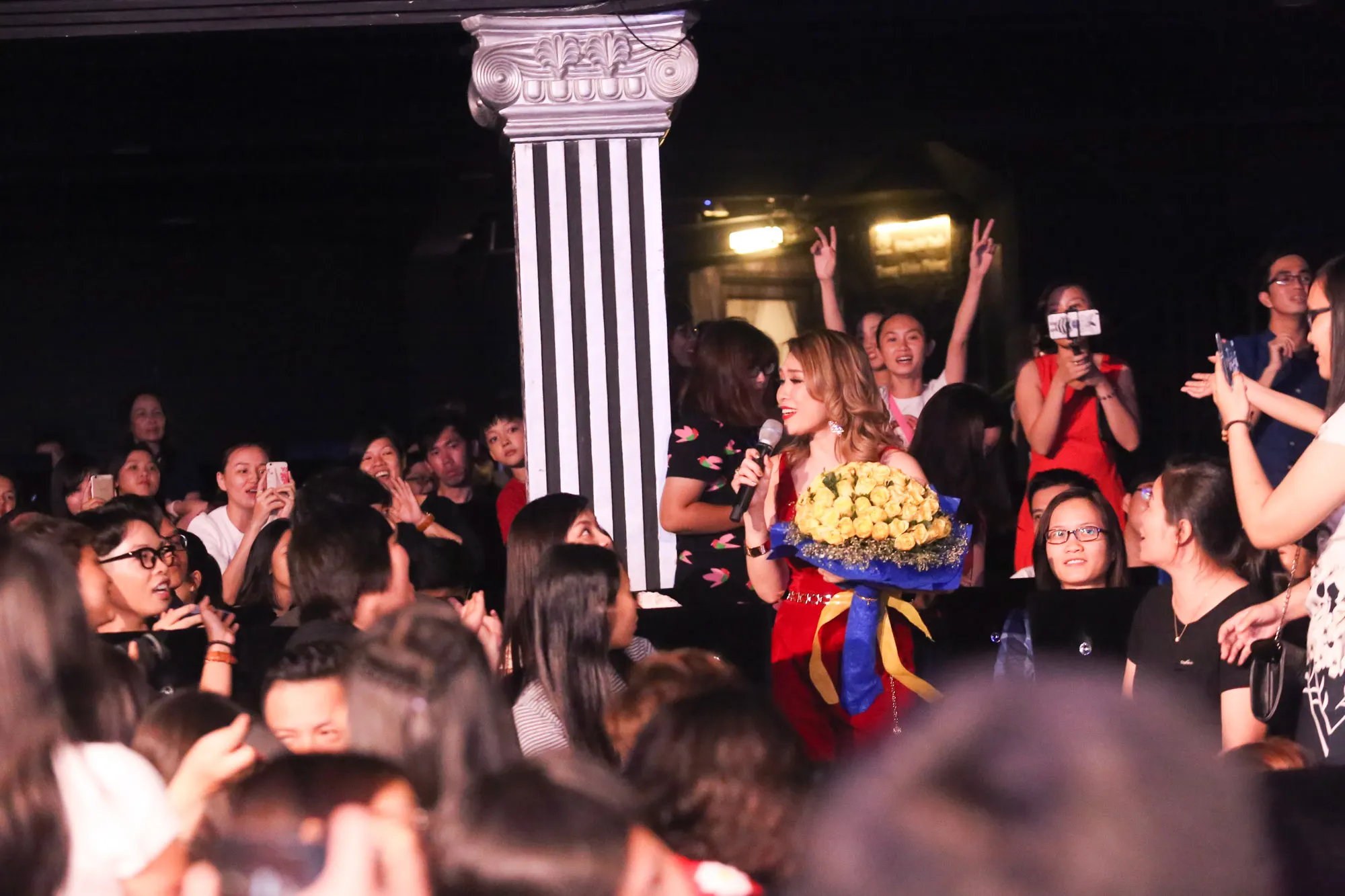 Mỹ Tâm liveshow Ô cửa màu xanh - elle vietnam