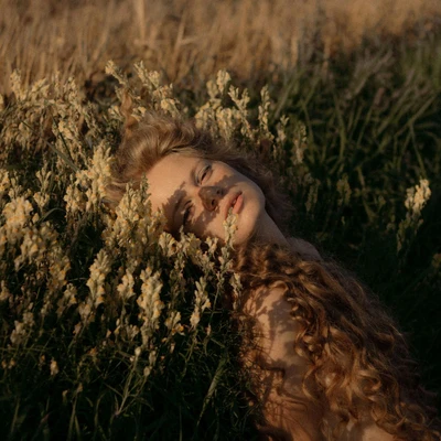 cô gái nằm trên bụi hoa tử vi ngày 27/4/2026