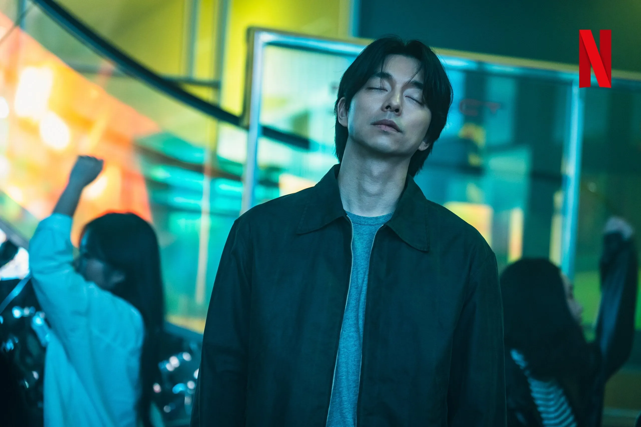 Gong Yoo diện áo khoác kaki đen