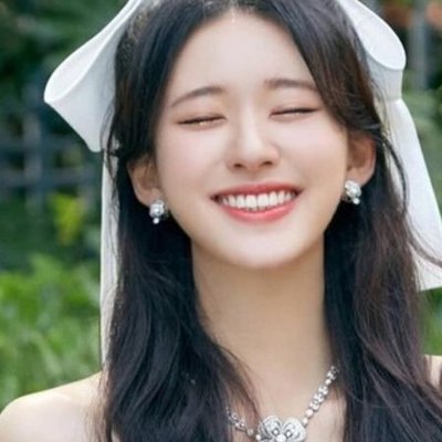 Sao Hoa ngữ Triệu Lộ Tư rạng rỡ với màu son cam đào, làn da căng bóng