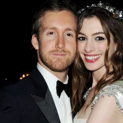 Anne Hathaway trong màu son đỏ ánh hồng, rạng rỡ lễ đính hôn