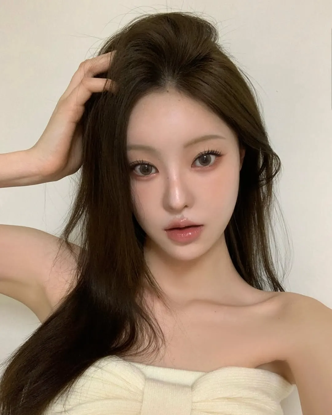 Màu lens sáng được sử dụng với layout makeup Hàn Quốc.