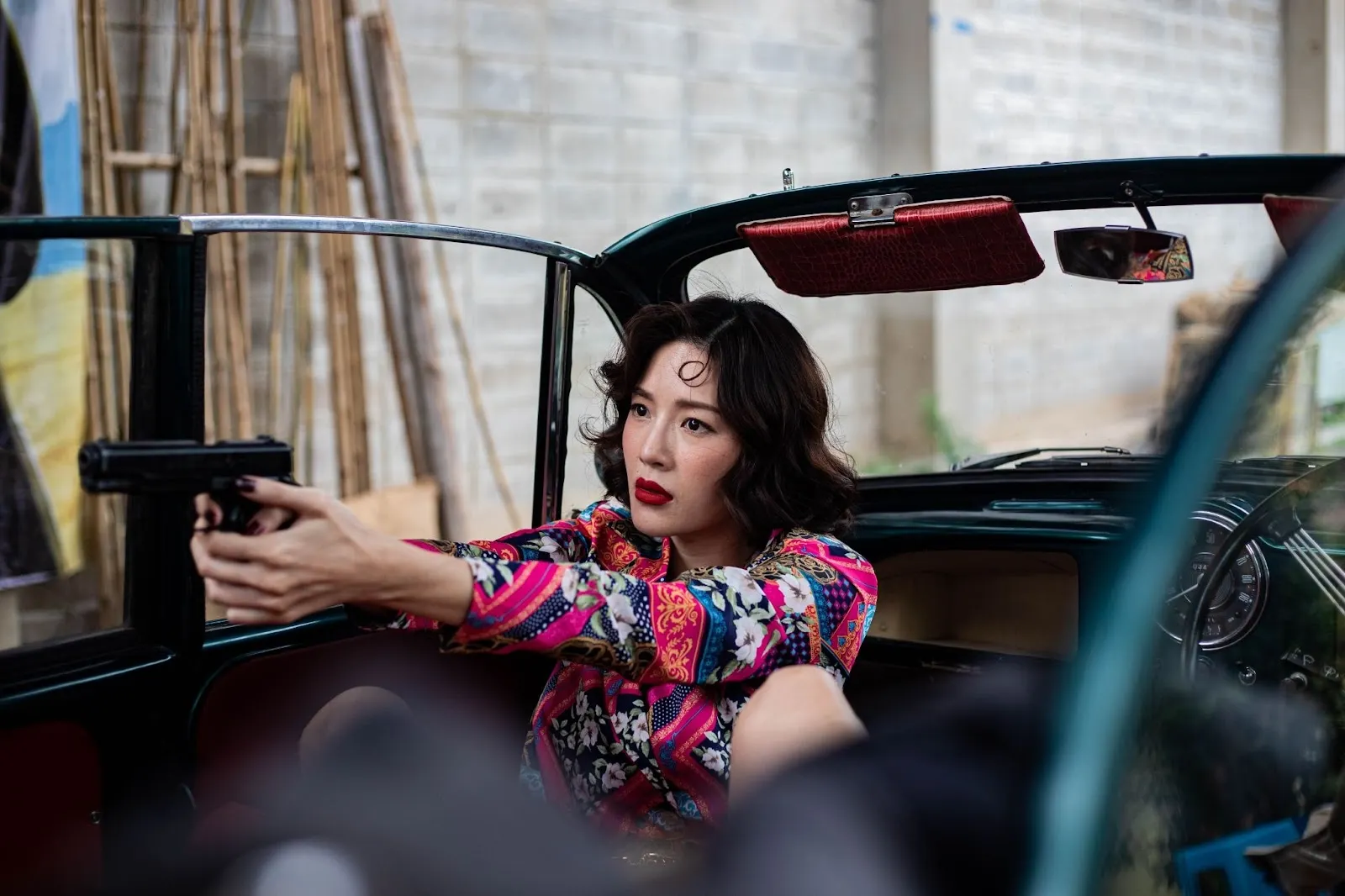 Linn cùng cảnh quay hành động trên chiếc xe cổ.