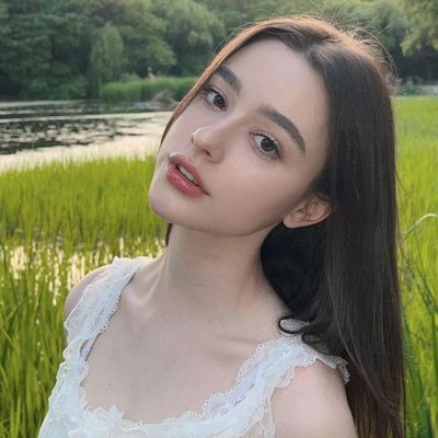 Cô gái nghiêng đầu đứng ở cánh đồng - chà là