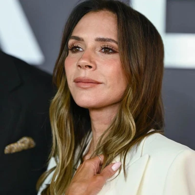 victoria beckham trang điểm mắt tone trung tính tại sự kiện công chiếu phim mới