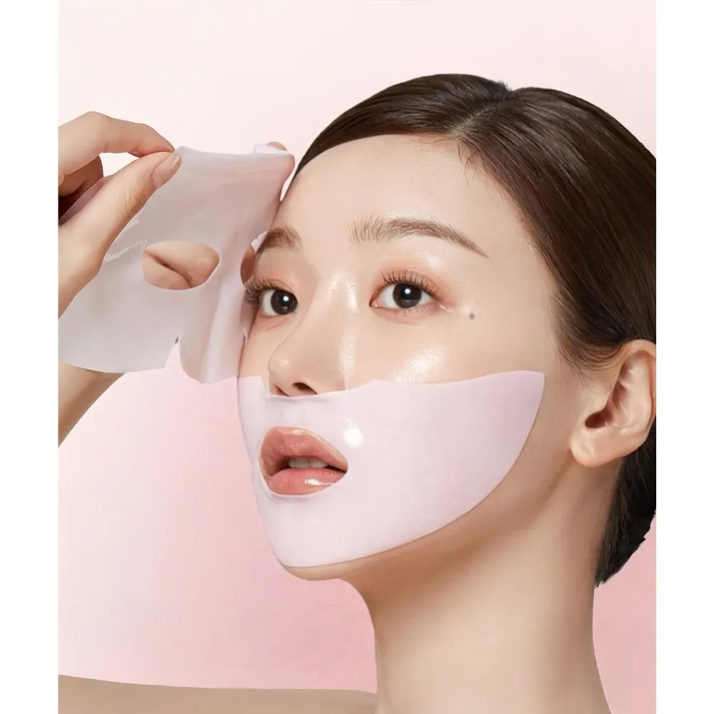Cô gái tháo miếng mặt nạ.
