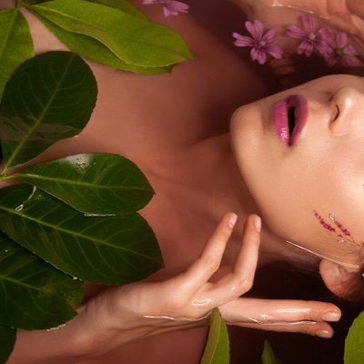 trắc nghiệm cô gái nằm trong nước