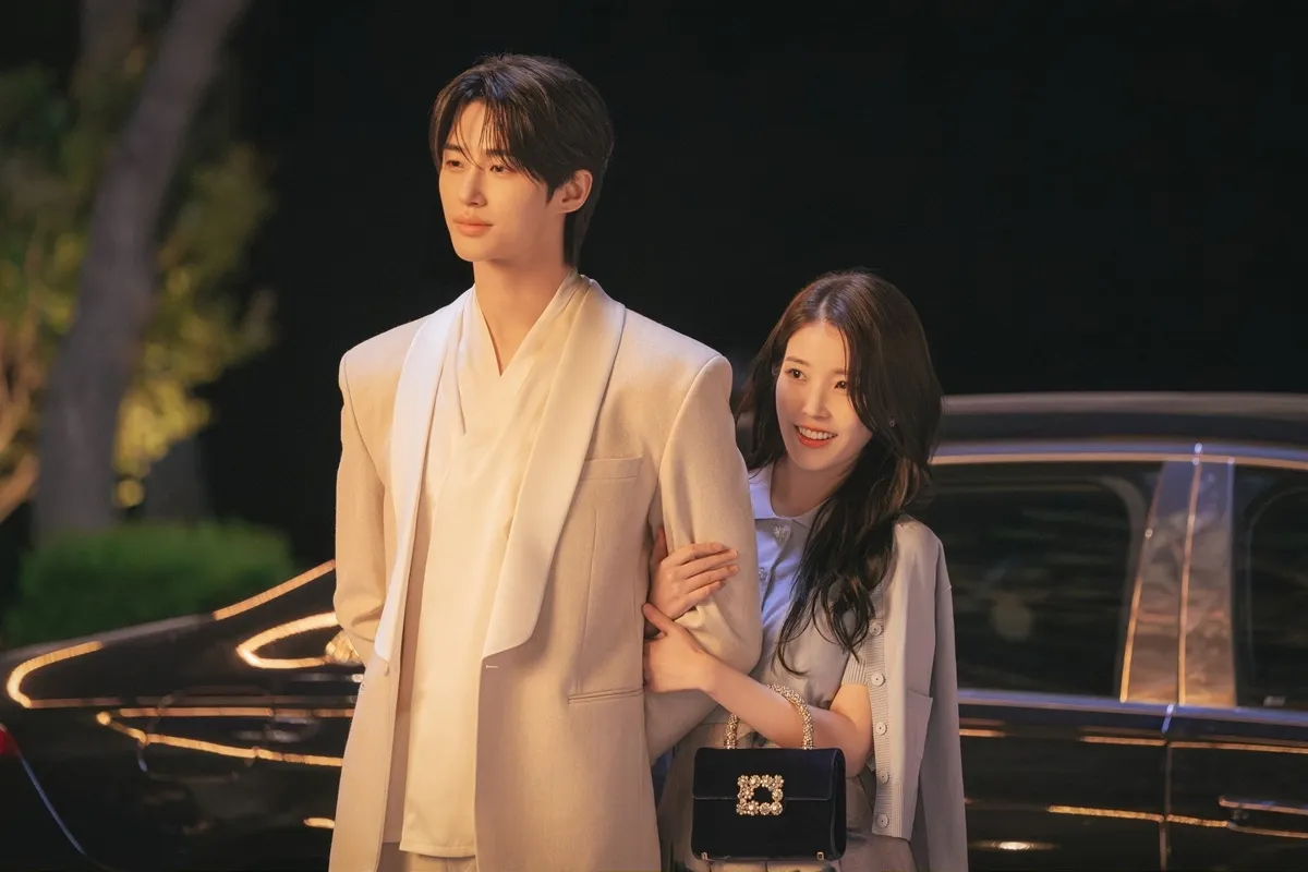 Chemistry của Byeon Woo Seok và IU trong Perfect Crown