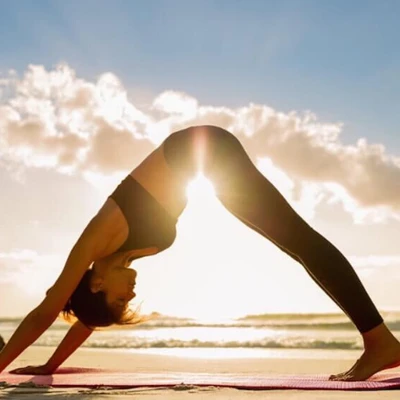 Bài tập yoga-Cô gái chống cong người.