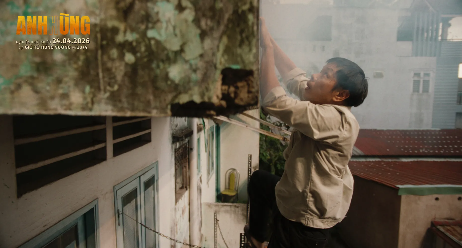 Thái Hòa mạo hiểm cứu người trong phim Anh Hùng.