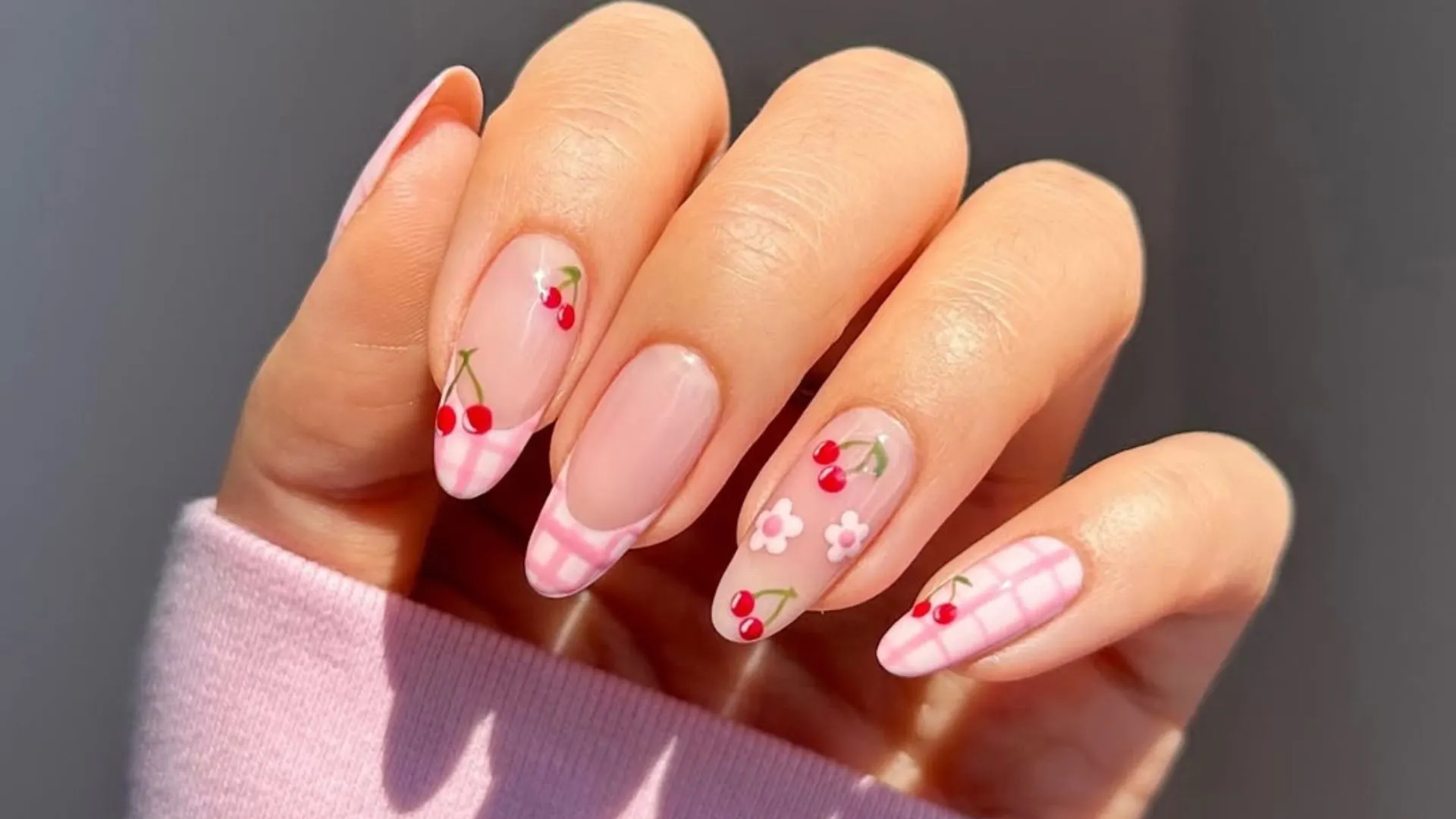 Kiểu nail caro gingham hồng pastel họa tiết cherry mùa hè 2025