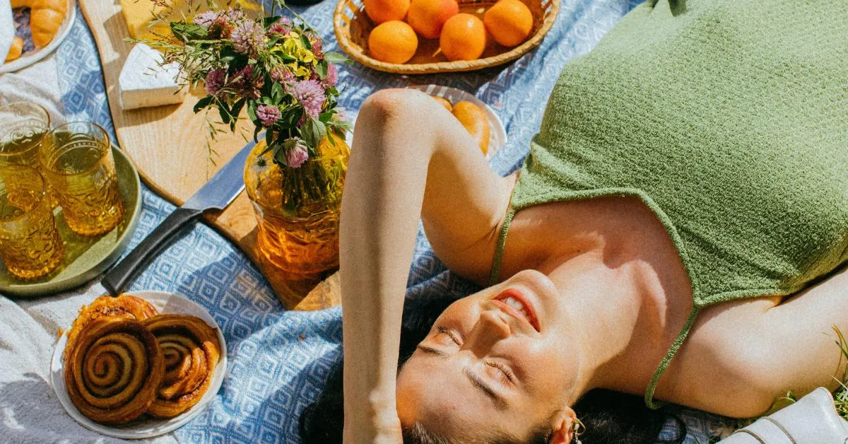 trái cây tươi và ánh nắng giúp bổ sung kali tự nhiên cho cơ thể