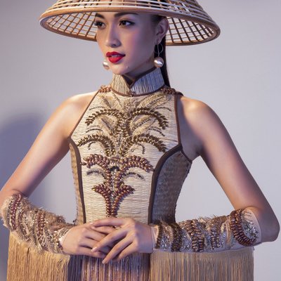 Á hậu Lệ Hằng trong trang phục truyền thống dự thi hoa hậu hoàn vũ thế giới 2016