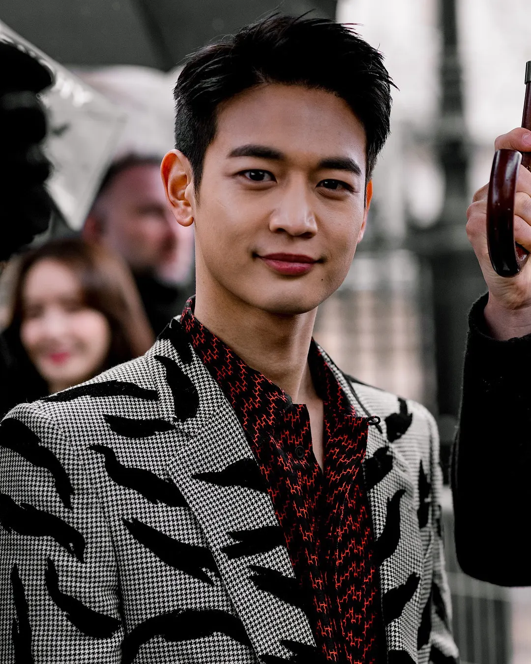 ELLE-VIET-NAM-minho-shinee-thap-tung-yoona-snsd-noi-bat-tai-show-givenchy-tai-tuan-le-thoi-trang-paris