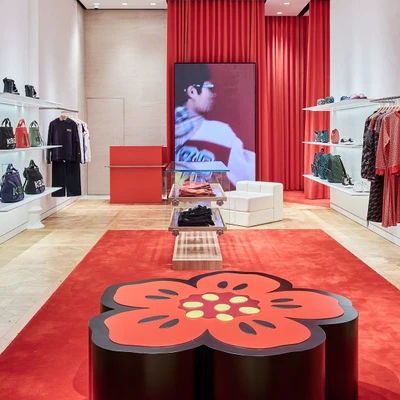 bên trong cửa hàng của Kenzo ở Tràng Tiền