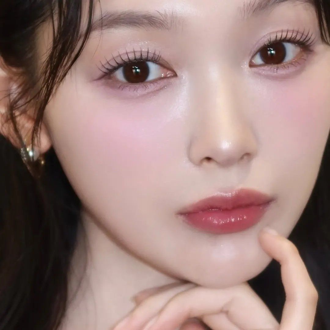 người mẫu trang điểm mắt với mascara làm hàng mi cong vút