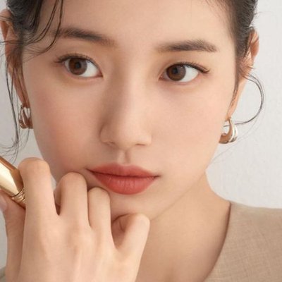 Bạn nên chọn dòng son nhiều dưỡng ẩm để không bị khô môi.