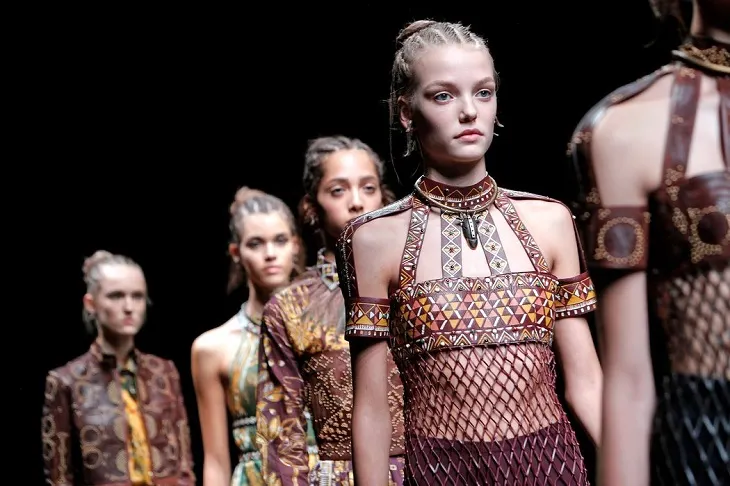 ELLE Việt Nam - 5 xu hướng không chỉ là phong cách thời trang mà còn mang ý nghĩa văn hóa (8)