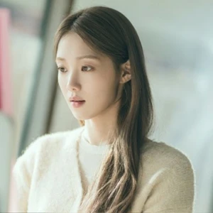 Lee Sung-kyung diện 