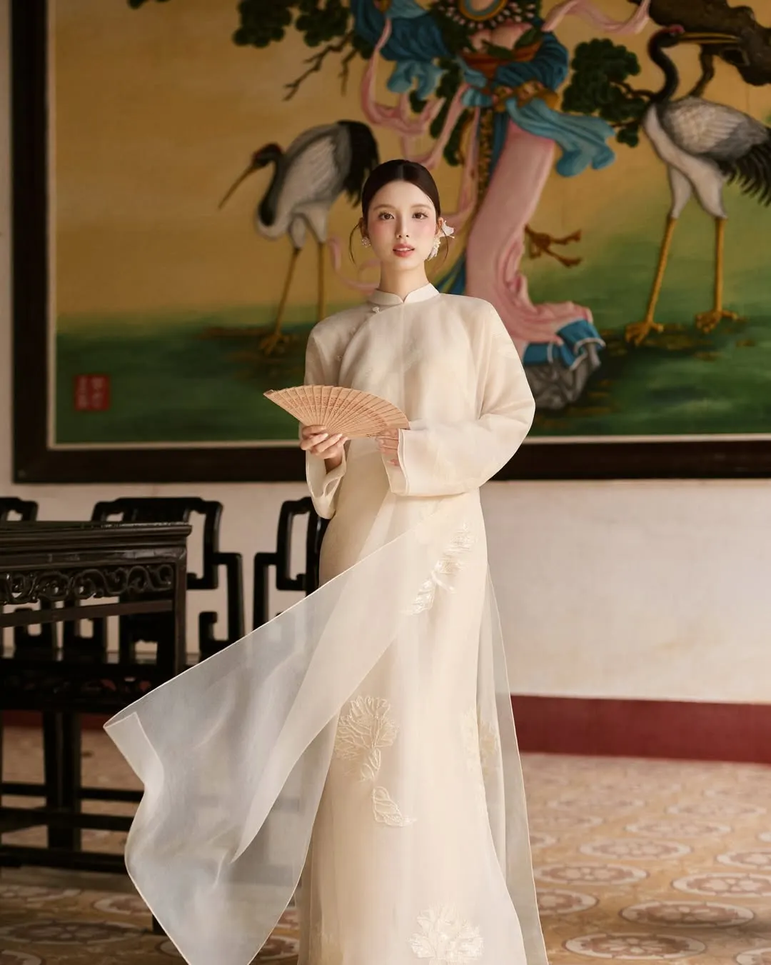 Một bản phối áo dài trơn màu là cách quý cô tối giản tìm về với những giá trị di sản nguyên sơ và thuần khiết.