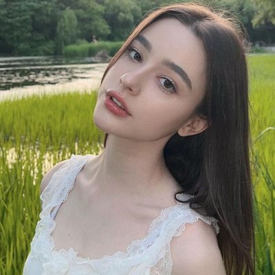 Cô gái ở giữa cánh đồng-hoa đậu biếc