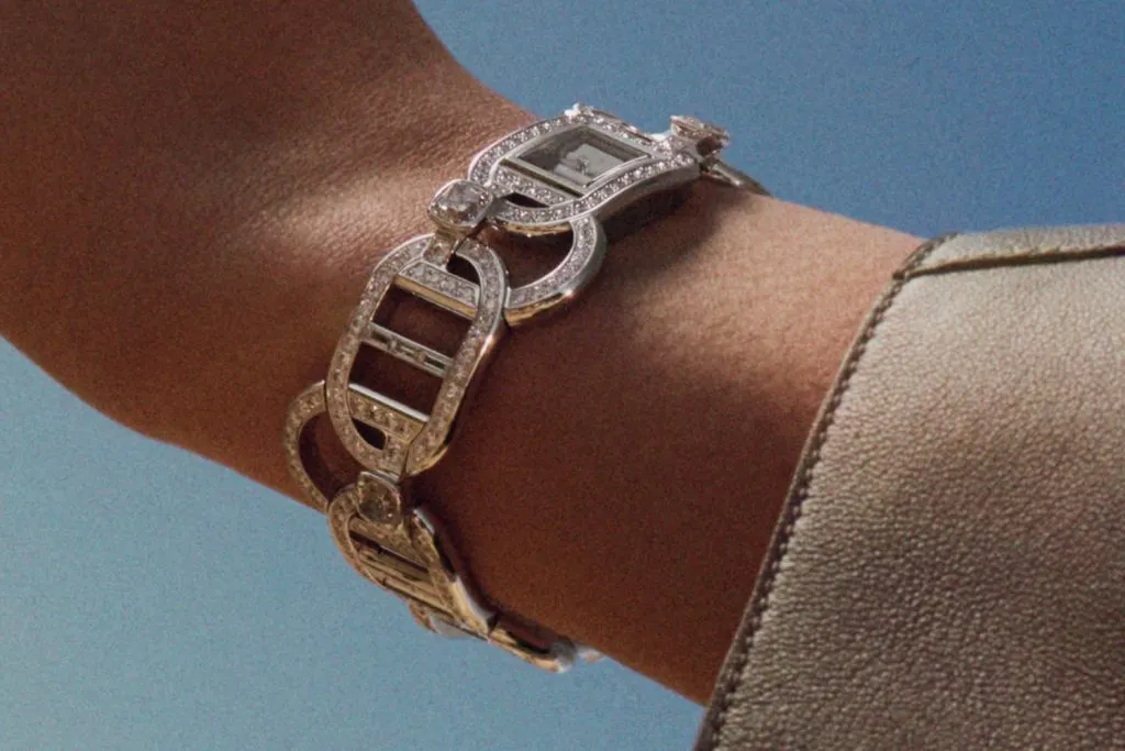 Đồng hồ Hermès Maillon Libre trên cổ tay nữ giới, như một món trang sức cao cấp.