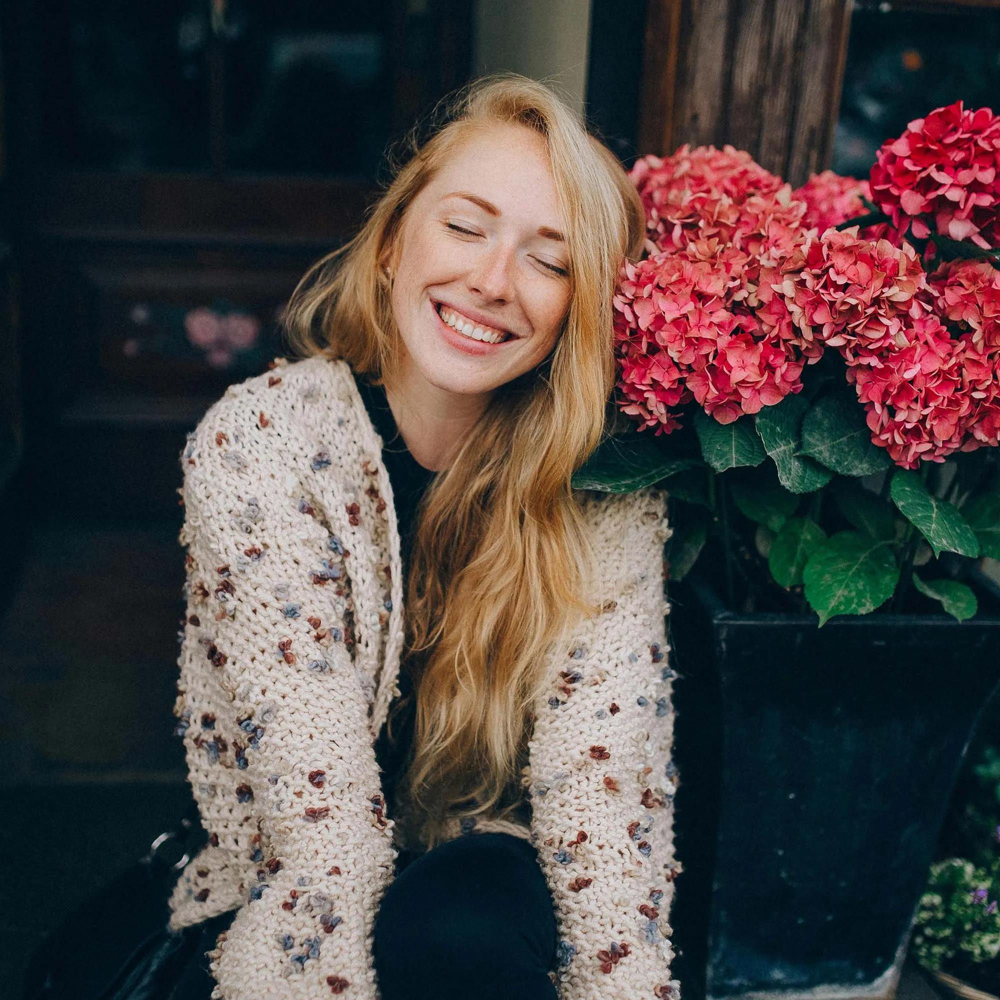 cô gái tóc vàng dài sống tích cực