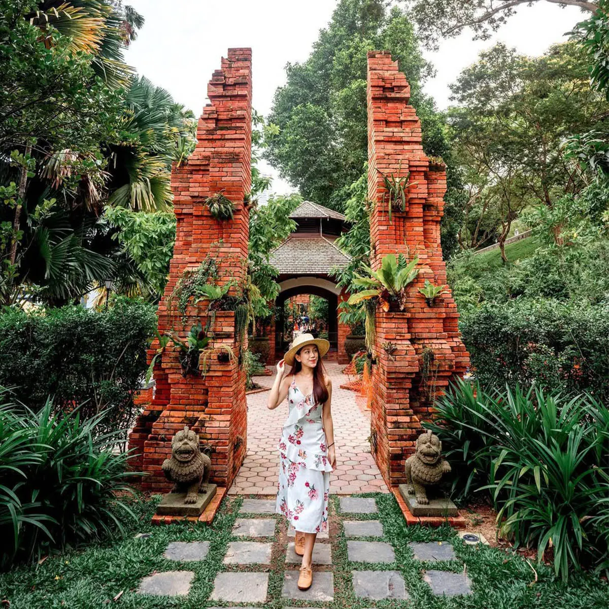 Cô gái đứng trước vườn Sang Nila Utama của công viên Fort Canning ở Singapore