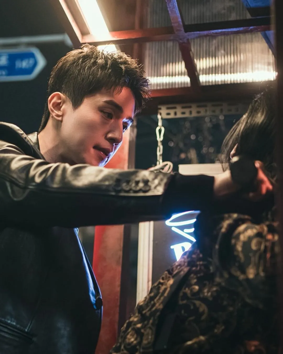 elle-review-phim-the-nice-guy-lee-dong-wook-lee-sung-kyung-NHAN-VAT00007