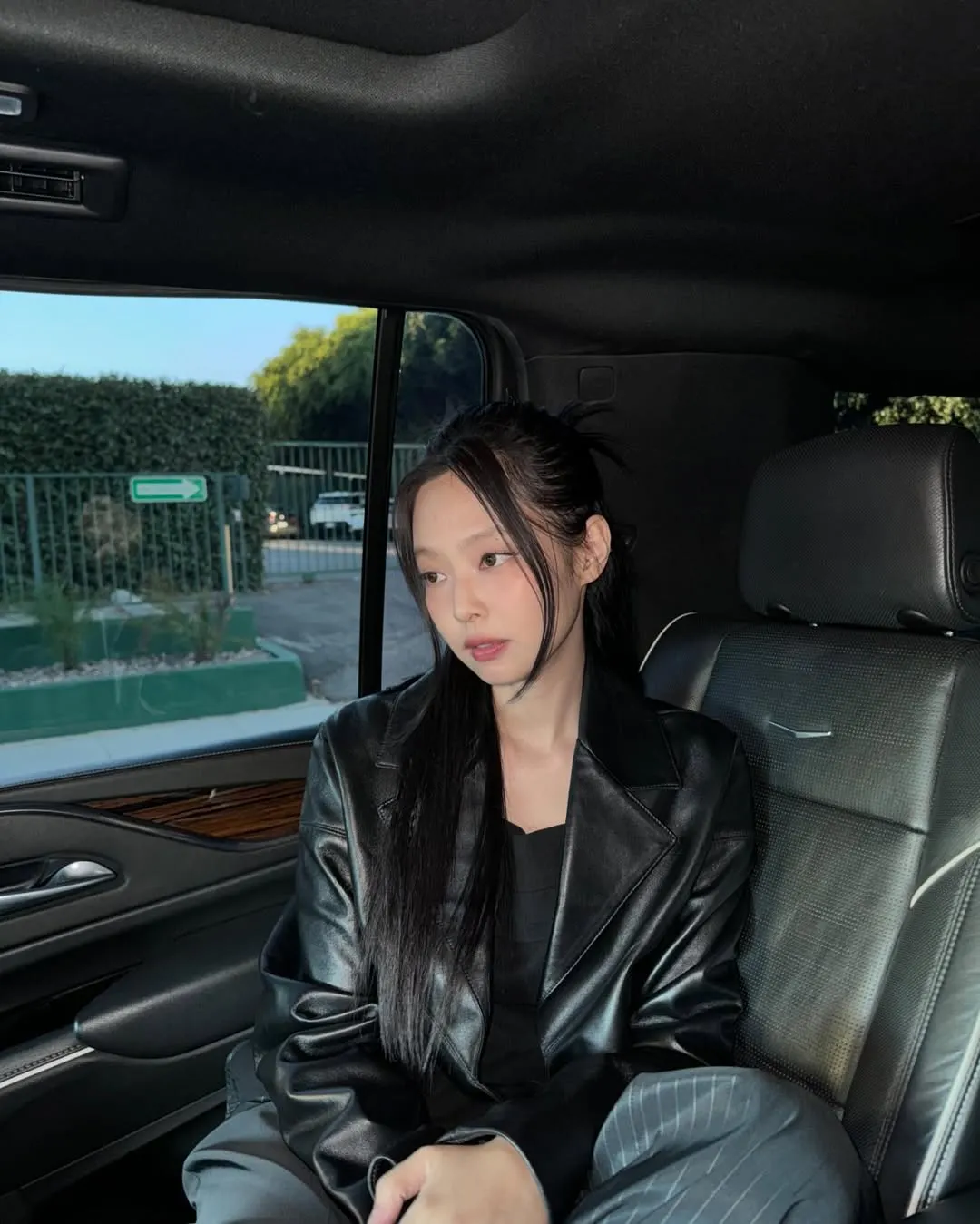 Jennie chọn kiểu half-up buộc lơi, kết hợp blazer da cá tính
