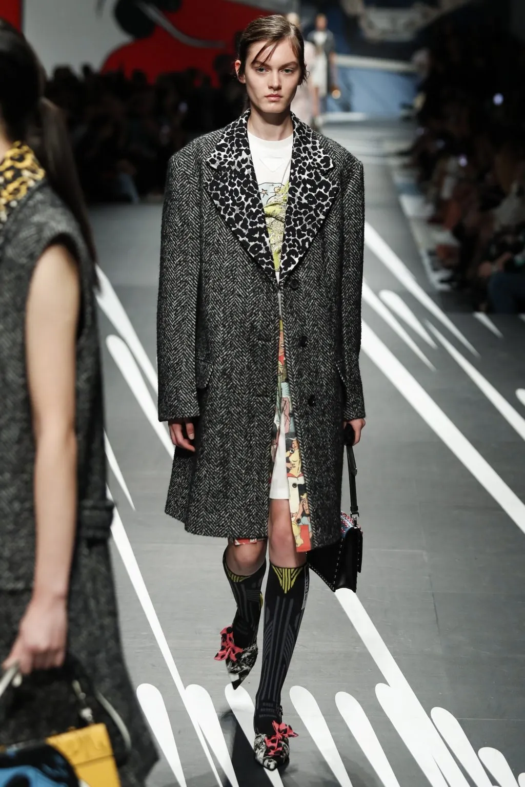 Prada Ready-to-wear Xuân 2018: Về những người phụ nữ mạnh mẽ, náo nhiệt và đầy sức quyến rũ