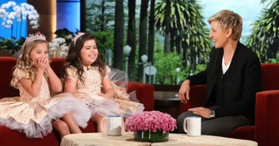 Hai cô bé rạng rỡ khi được mời đến chương trình The Ellen Show.